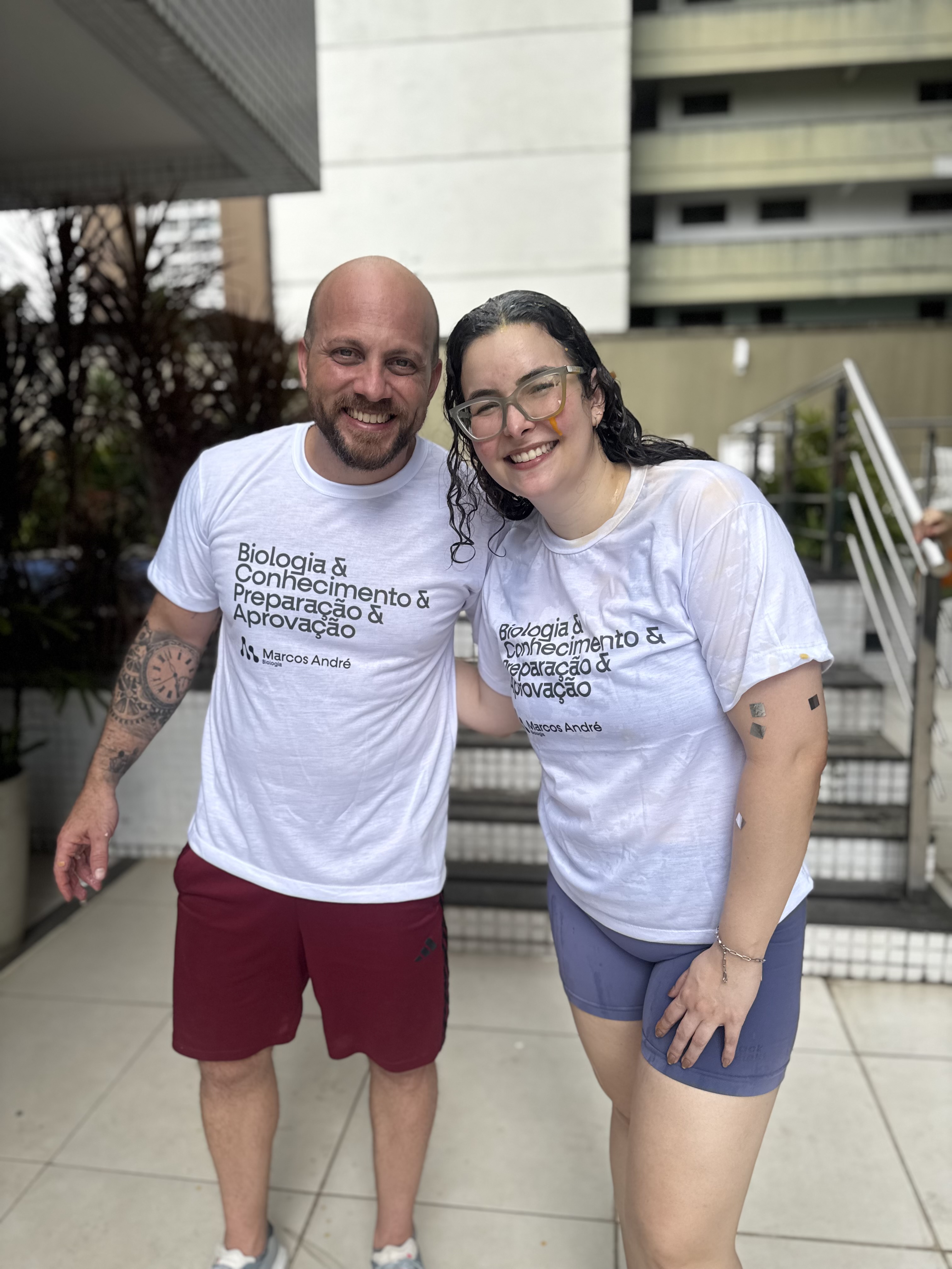 Aline, aprovada em Medicina pela UFPA em 2026, comemorando ao lado do professor Marcos André