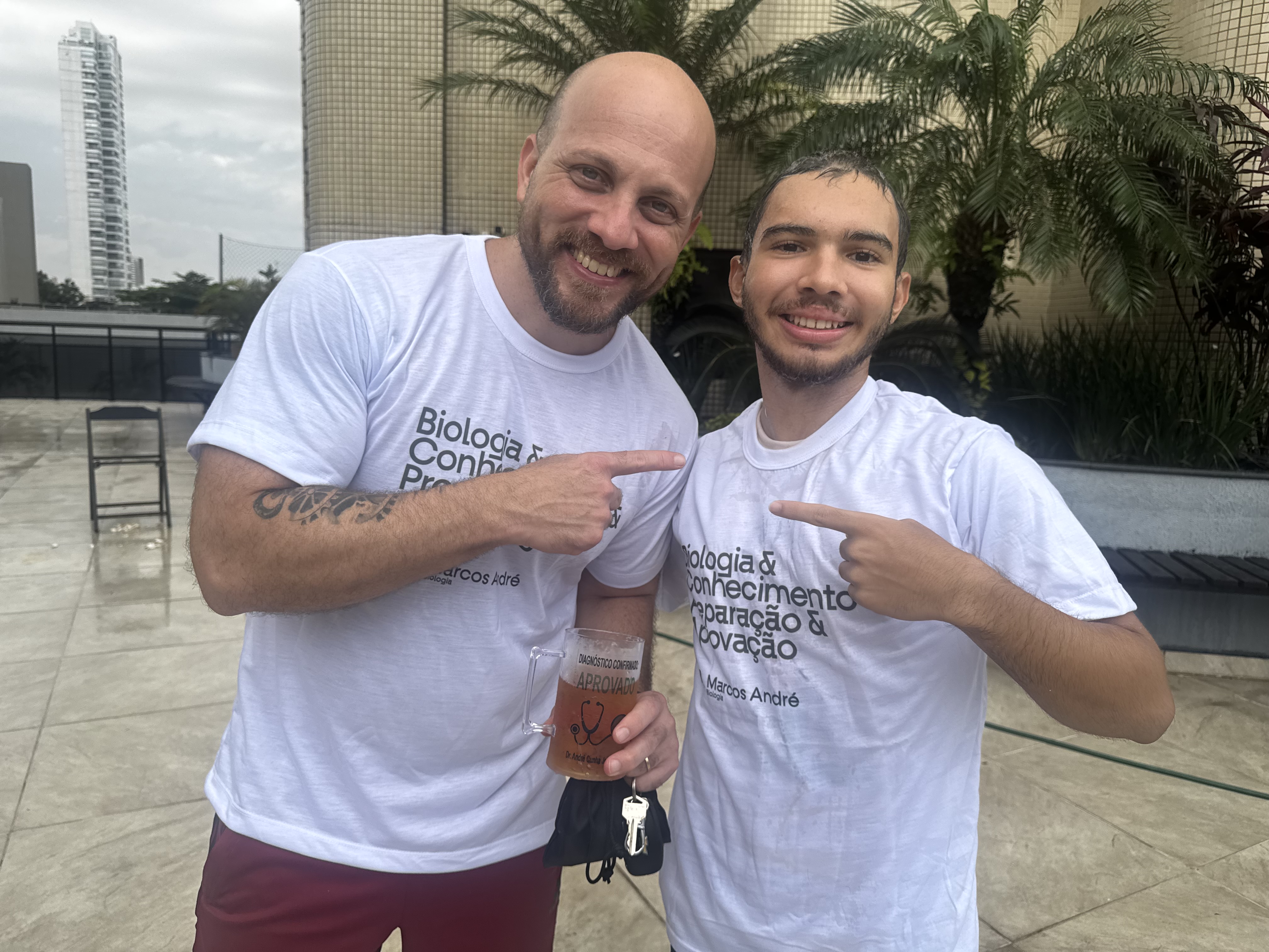 André, aprovado em Medicina pela UFPA em 2026, comemorando ao lado do professor Marcos André