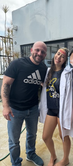 Luna Flexa, aprovada em Medicina pela UFPA e pela UEPA em 2025, comemorando ao lado do professor Marcos André