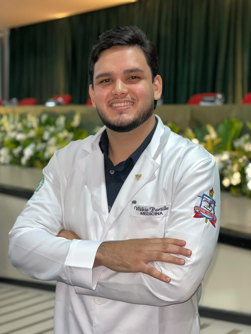 Wábio Teles Portilho Junior, aprovado em Medicina, com jaleco da faculdade